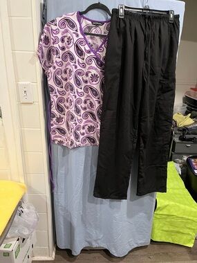Unbranded Purple Paisley Scrub Top with Black Scrub Pants Set size XL